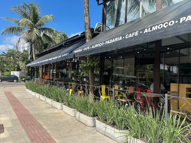 Rua de Lisboa com locais recomendados por anfitriões, como pastelarias e cafés